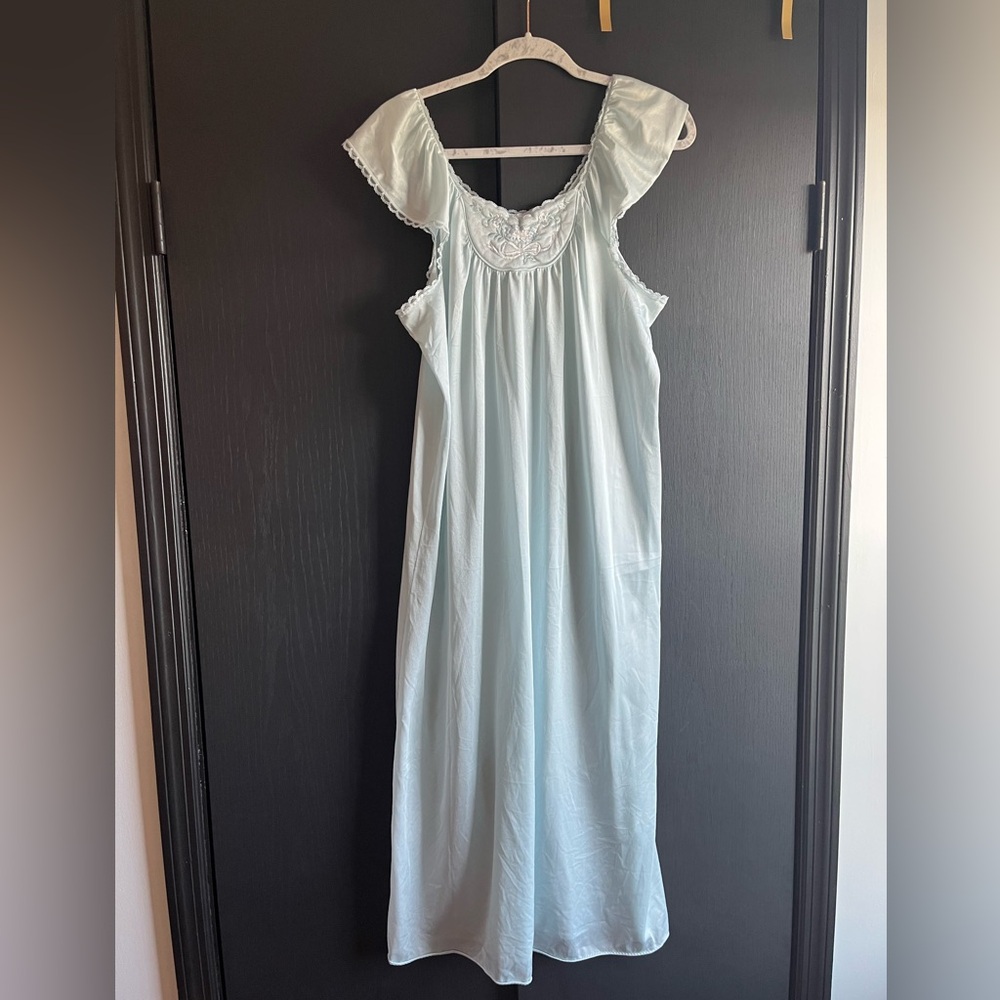 VINTAGE Movie Star Brand Embroidered Elegant Chemise Nightgown